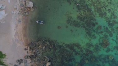 Tayland 'ı kristal berrak sularla, canlı mercan resifleriyle ve uzaklarda yüzen teknelerle deneyin. Unutulmaz bir şnorkelle yüzme ve Koh Tao resimlerini keşfetme yolculuğuna dalın.