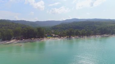 Turkuaz sular, ahşap iskeleler ve çarpıcı manzaralarla çevrili rüya gibi bir tatil için Tayland Koh Kood Adası 'na kaçmak..