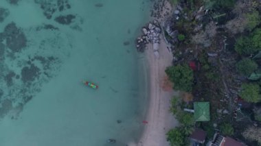 Teknelerle nefes kesici sahil manzarası, çarpıcı kıyı şeridi, palmiye ağaçları ve kristal berrak su. Bu cennette özgürlüğü ve huzuru hisset..