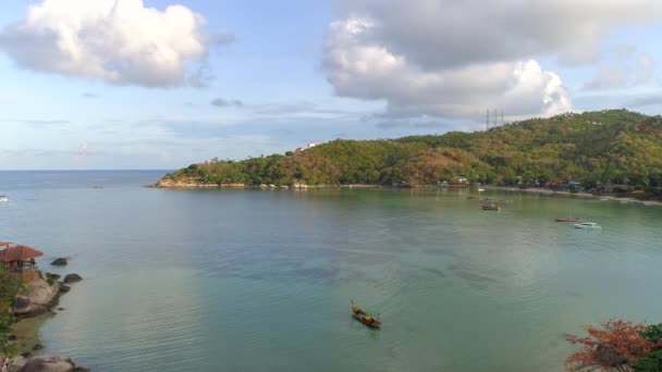 明確な青い空 ラグーンビュー 長い尾のボートを航行するタイのチョークバナンガのビーチの素晴らしい美しさを体験してください コタオ島の自然のビーチと島を発見する — ストック動画