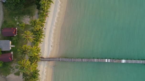Tayland Sahil Manzaralı Çarpıcı Sahil Şeridi Lüks Otel Ahşap Iskele — Stok video