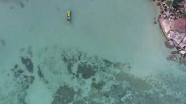 Renkli teknelerle çarpıcı bir sahil sahnesi, pitoresk bir kıyı şeridi, ve Tayland adalarını keşfetme özgürlüğü..