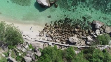 Tayland, Koh Tao Adası 'ndaki tropik plajın nefes kesici manzarası. Kristal berrak deniz, çarpıcı manzara, insanlar yüzüyor - özgürlük ve rahatlama.