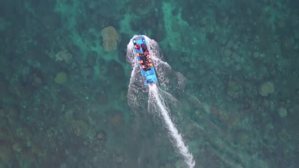 Потрясающая Лодка Людьми Плывущими Вдоль Красочного Побережья Тао Koh Tao — стоковое видео