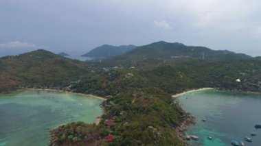 Tayland tropik cenneti büyüleyici okyanus manzaraları, bereketli dağlar ve sakin bir plaj sunar. Huzurlu bir kaçış için ideal..