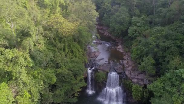Poznaj Piękno Majestatycznego Wodospadu Bujnym Lesie Deszczowym Poznaj Koh Kood — Wideo stockowe