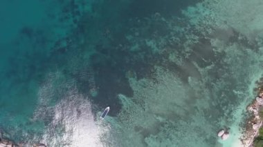 Koh Tao, Tayland 'ın çarpıcı sualtı dünyasını şnorkelle yüzme ve dalış fırsatlarıyla keşfedin. Köpekbalığı Koyu 'nun ve Köpekbalığı Adası' nın güzelliğini keşfedin. Bunun berrak sularının tadını çıkarırken.