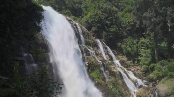 Cachoeira Wachirathan Uma Impressionante Exibição Água Cascata Parque Nacional Doi — Vídeo de Stock
