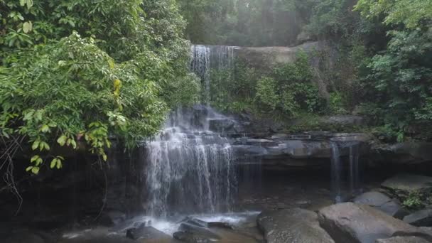 Prachtige Natuur Met Mistige Waterval Serene Zonsopgang Koh Kut Thailand — Stockvideo