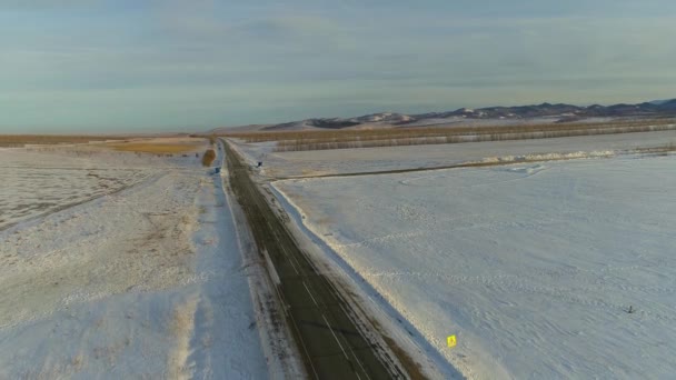 Rusya Hakassia Kış Manzarası Karla Kaplı Dağlar Yollar Uçsuz Bucaksız — Stok video