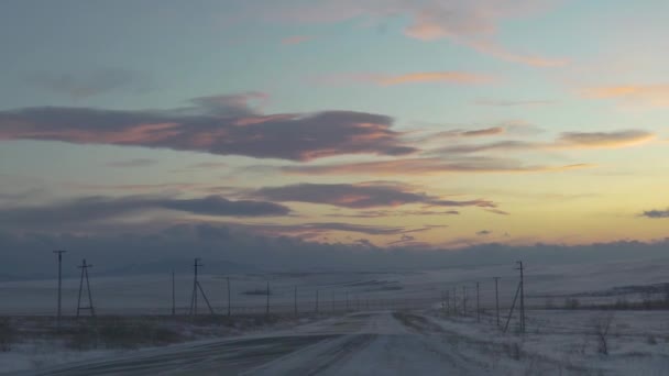 Ruta Escénica Invierno Khakassia Rusia Montañas Cubiertas Nieve Campos Nubes — Vídeo de stock