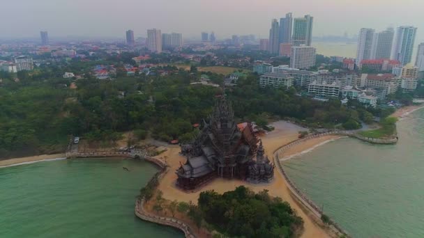 探索泰国帕塔亚宁静的木制庙宇 它被称为 真理的圣地 它在海滩上提供了令人震惊的日落美景 享受独特而美丽的氛围 — 图库视频影像