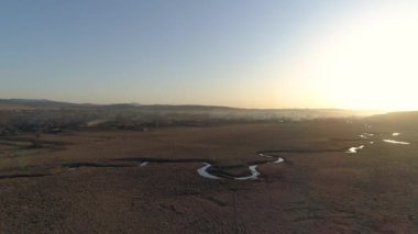Nefes kesici Sibirya günbatımı uçuşu, göz kamaştırıcı manzara, panoramik manzara, görkemli ağaçlar ve nehire yansıyan güneş ışığı..