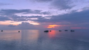 Çarpıcı Tayland adası günbatımı canlı renkler, yelkenli tekneler, resimli kıyı şeridi..