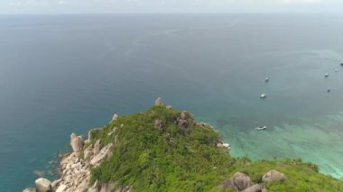 Koh Tao turkuaz sularının, kumlu sahillerin ve yukarıdan canlı mercan koyunun güzelliğini tecrübe edin. Chumphon 'daki Özgürlük Kumsalını keşfetme özgürlüğüne dal.