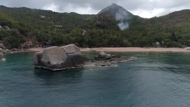 Vlucht Prachtige Stenen Strand Koraal Lagune Thailand Tropische Eilanden Geniet — Stockvideo