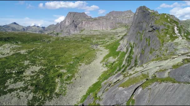 Letecký Pohled Spící Sayské Hory Sibiři Rusko Působivá Krajina Tyčících — Stock video