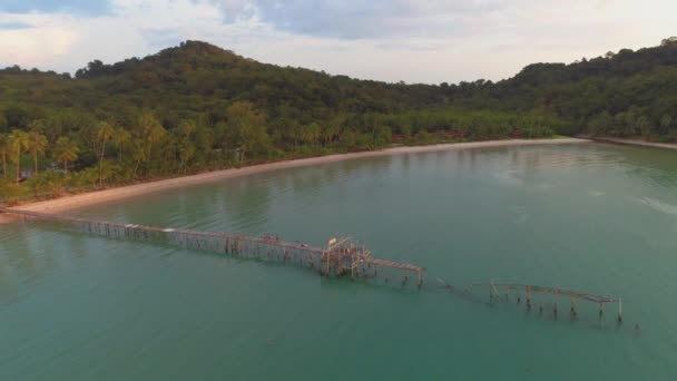 木製の桟橋 緑豊かな森林 ヤシの木 穏やかな海 タイのバン クトゥ タイのタイの島々を美しく眺める — ストック動画