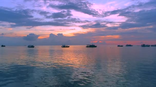 코타오에서 시간을 경험하십시오 태양이 거북이 설정으로 바다를 보트를 — 비디오
