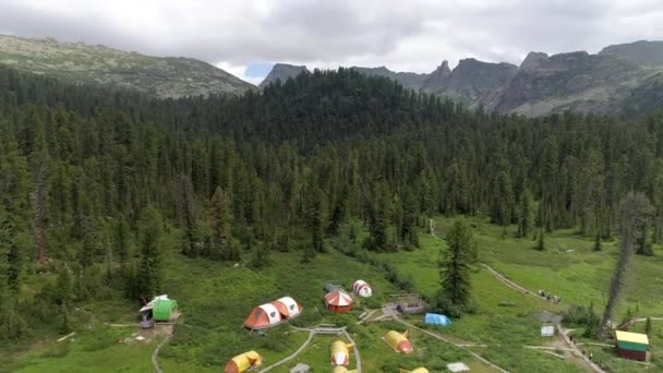Aerial Video Beautiful Siberian Tourist Camp Showcasing Stunning Landscape Epic — Stock Video
