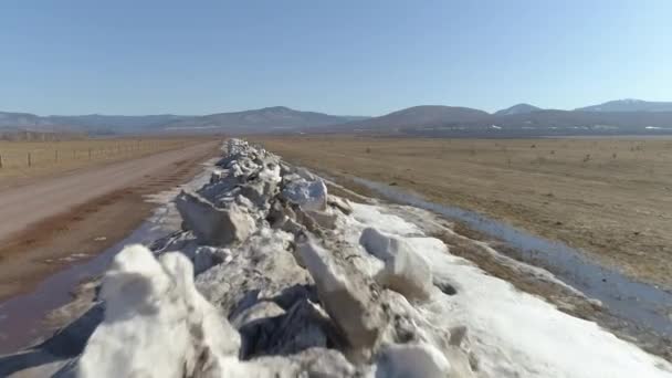 Video Vangt Smeltende Sneeuw Modderig Terrein Mooie Lichten Reflecteren Ijzige — Stockvideo