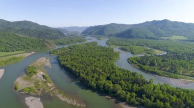 Hakassia 'daki Delta Nehri' nin nefes kesici görüntüsü. Canlı renkler, çarpıcı manzaralar. Drone zarif bir şekilde havada uçuyor. Doğa meraklıları için mükemmel bir kaçış yolu..