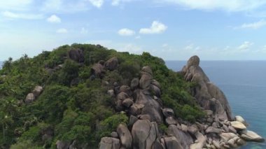 Tayland 'daki Koh Tao' da hayranlık uyandıran özgürlük plajını deneyin. Dağlara ve yukarıdaki kayalık araziye hayret et ve bu tropikal cennetin saf güzelliğiyle şımart kendini..