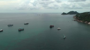 Tayland 'ın Koh Tao adasındaki canlı turkuaz liman denizinin çarpıcı hava manzarası. Yaz tatili kaçamağı için mükemmel..