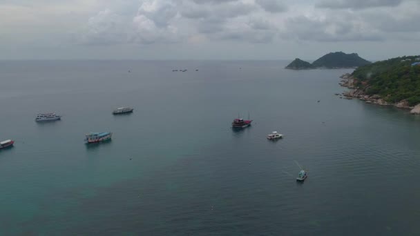 아름다운 청록색 바다를 화려한 보트와 Koh Tao에서 방학을위한 완벽한 — 비디오