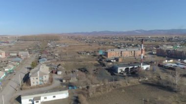 COVID-19 nedeniyle Sibirya kırsalındaki boş sokaklar, evler ve sakin bahar manzaraları karantinada terk edilmiş bir köy..