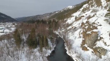 Hakassia, Rusya 'da nefes kesici bir kış nehri. Karla kaplı yollar ve ağaçlarla donuk bir manzara. Rocky dağları ve uçsuz bucaksız bozkırlar çarpıcı güzelliği artırır..