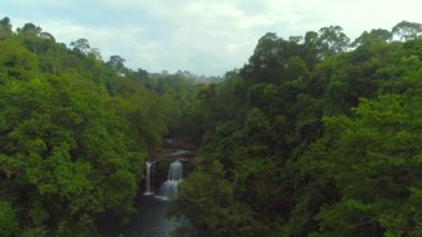 Klong Chao, Koh Kood, Tayland 'daki tropik şelalenin havadan görünüşü. Sisli manzara, akan nehir, görkemli kaya oluşumları sakin bir atmosfer yaratır..