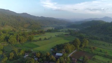 Tayland, Chiang Mai 'deki güzel sisli vadi. Manzaralı dağlar, tarım ve köy manzaralı bir manzara yaratır..