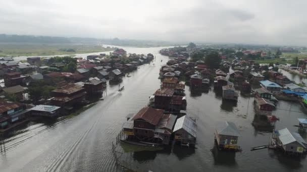 Urzekający Widok Łodzi Mgliste Wody Jeziora Inle Mjanmie Wioska Dom — Wideo stockowe