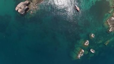 Tanote Körfezi, Tayland 'da kristal berrak sular, çarpıcı sahil şeridi, tekneler ve kaya oluşumları için şnorkel. Su altı dünyasını keşfedin..