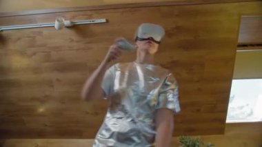 Hareket halindeki kadınla dinamik VR oyun oturumu