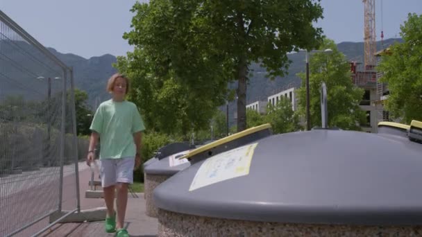 Sarı Çöp Kutusuna Plastik Şişe Atan Bir Genç — Stok video