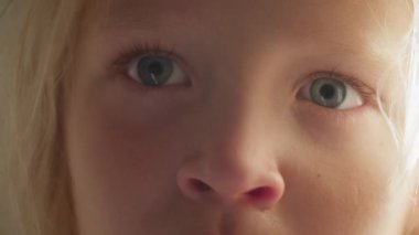 Genç kız hapşırırken ağzını kapatıyor.