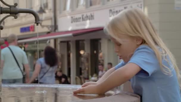 Biała Dziewczyna Pije Wodę Publicznego Kranu Baden Baden — Wideo stockowe