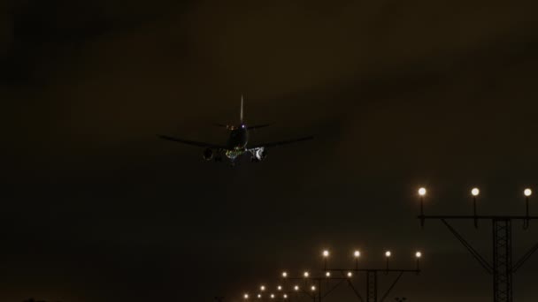 Avião Está Processo Aterragem Luzes Aterragem Brilhar Contra Céu Escurecer — Vídeo de Stock