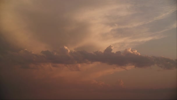Gün Batımında Turuncu Gri Bulutlarla Gökyüzünün Geniş Görünümü Işık Gölgenin — Stok video
