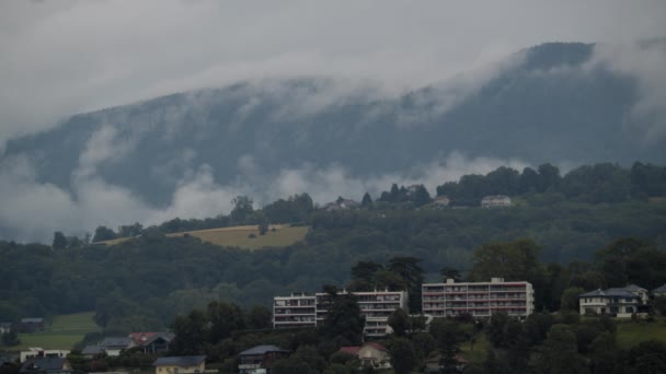 Mehrfamilienhäuser Vordergrund Mit Sanften Hügeln Und Einer Hintergrund Nebel Gehüllten — Stockvideo