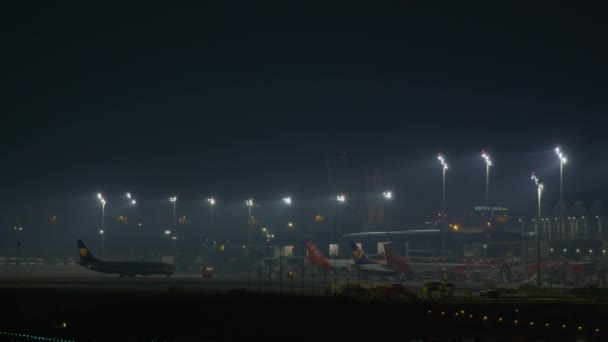 Schwechat Ausztria 2023 Július Éjszakai Kilátás Egy Repülőtéren Parkoló Easyjet — Stock videók