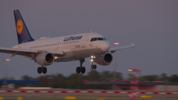 Barcelona Spain January 2024 Lufthansa Airbus A319 Apropie Pista Aterizare — Videoclip de stoc