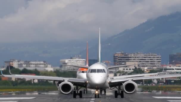 Innsbruck Kranebitten Airport Österreich Juni 2023 Zwei Flugzeuge Ein Easyjet — Stockvideo