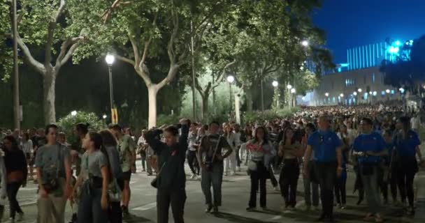 Barcelona Spain Травня 2023 Великий Натовп Людей Повертається Вздовж Дерев — стокове відео