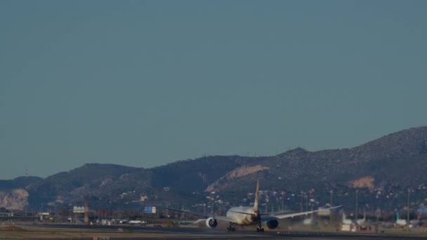 Barcelona Spanyolország Január 2024 Etihad Légitársaságok Repülőgépe Felszáll Kifutópályáról Távoli — Stock videók