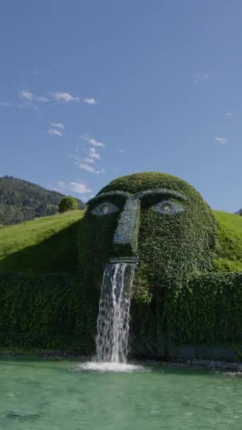 Wattens Österrike Juli 2023 Vertikal Video Grön Sluttning Med Skulpterat — Stockvideo