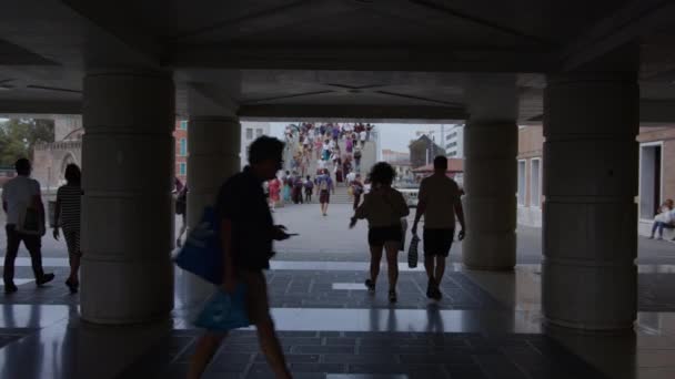 Venedig Italien Juli 2023 Eine Schattige Passage Unter Einer Brücke — Stockvideo
