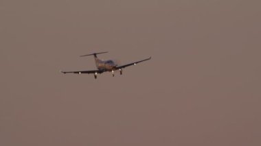 BARCELONA, İSPAIN - 4 Ocak 2024: Düşük teçhizatlı küçük özel bir uçak alacakaranlık gökyüzüne inmeye hazırlanıyor